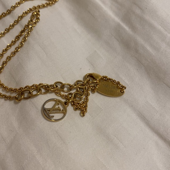 Authentic Louis Vuitton Necklace Essential V Pendant Gold Metal - Picture 4 of 8